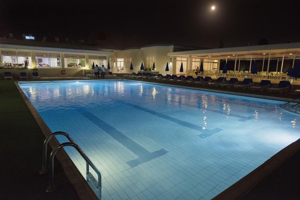 Kissos Hotel Paphos Exterior foto
